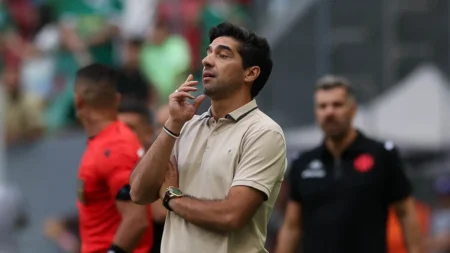 Abel analisa gramado e exalta Vitor Roque após vitória do Palmeiras: "Contratação da presidente"