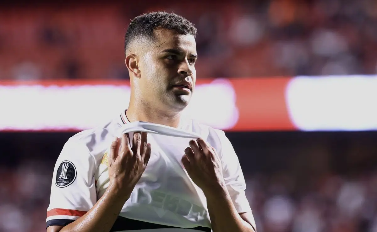 São Paulo Derrotado no Brasileirão: Alisson e André Silva Fora da Próxima Partida