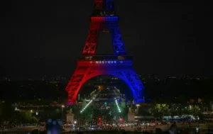Torre Eiffel exibe as cores do PSG após conquista da Champions League