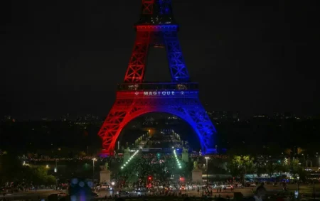 Torre Eiffel exibe as cores do PSG após conquista da Champions League