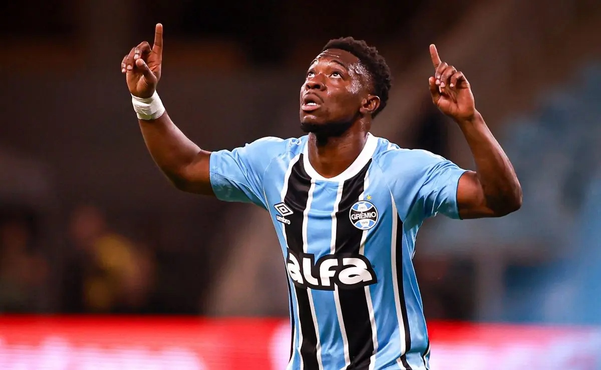 Pronunciamento da esposa de Amuzu: rumores de separação desmentidos e motivo da ausência no Grêmio revelado