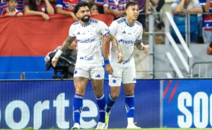 Cruzeiro supera o Fortaleza em jogo fora e mantém foco na liderança