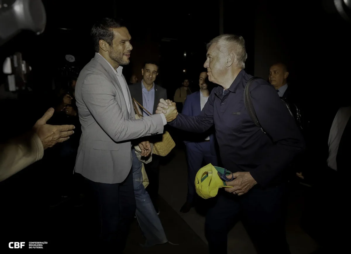 Ancelotti é recebido com festa no Rio: torcida celebra e técnico conversa com presidente da CBF.