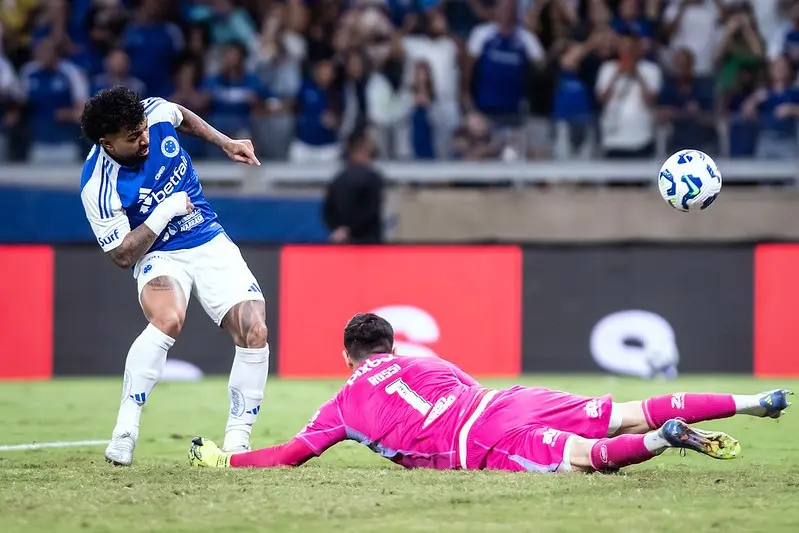Rossi lamenta após jogo no Flamengo: "A sorte não me sorriu no pênalti"
