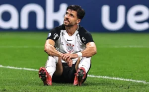 Protesto de Héctor Hernández após arbitragem contestada em jogo contra o Atlético-MG