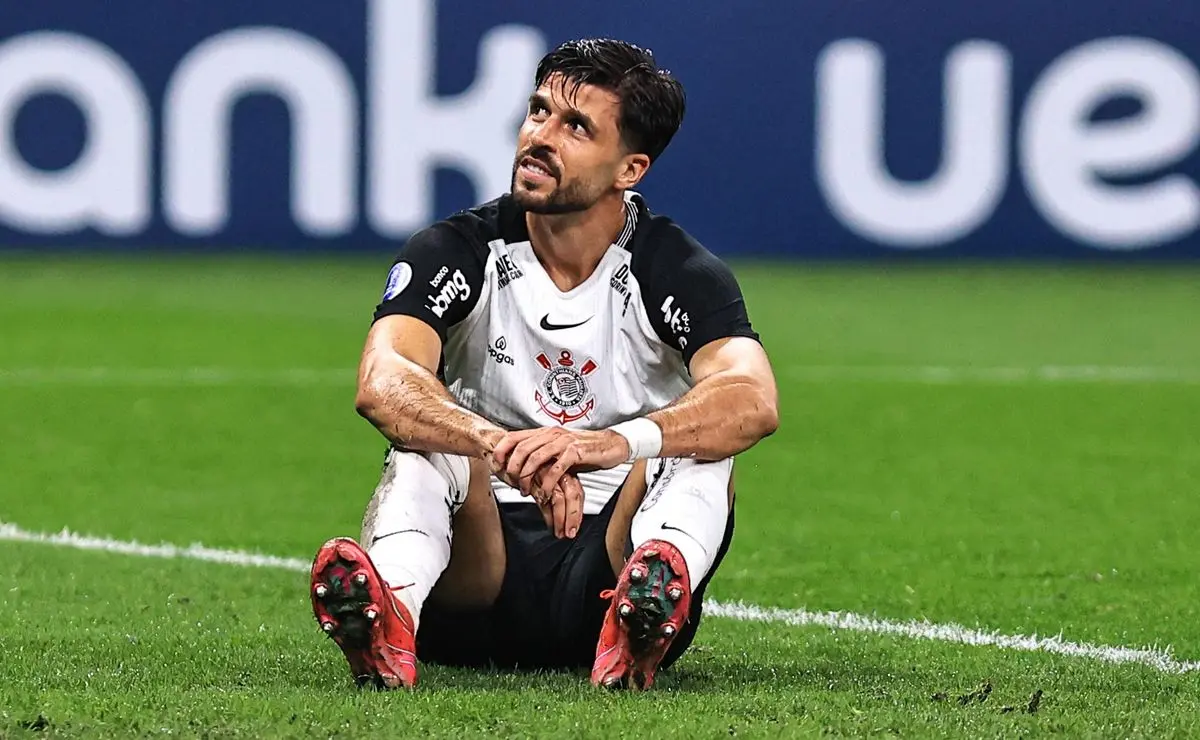 Protesto de Héctor Hernández após arbitragem contestada em jogo contra o Atlético-MG