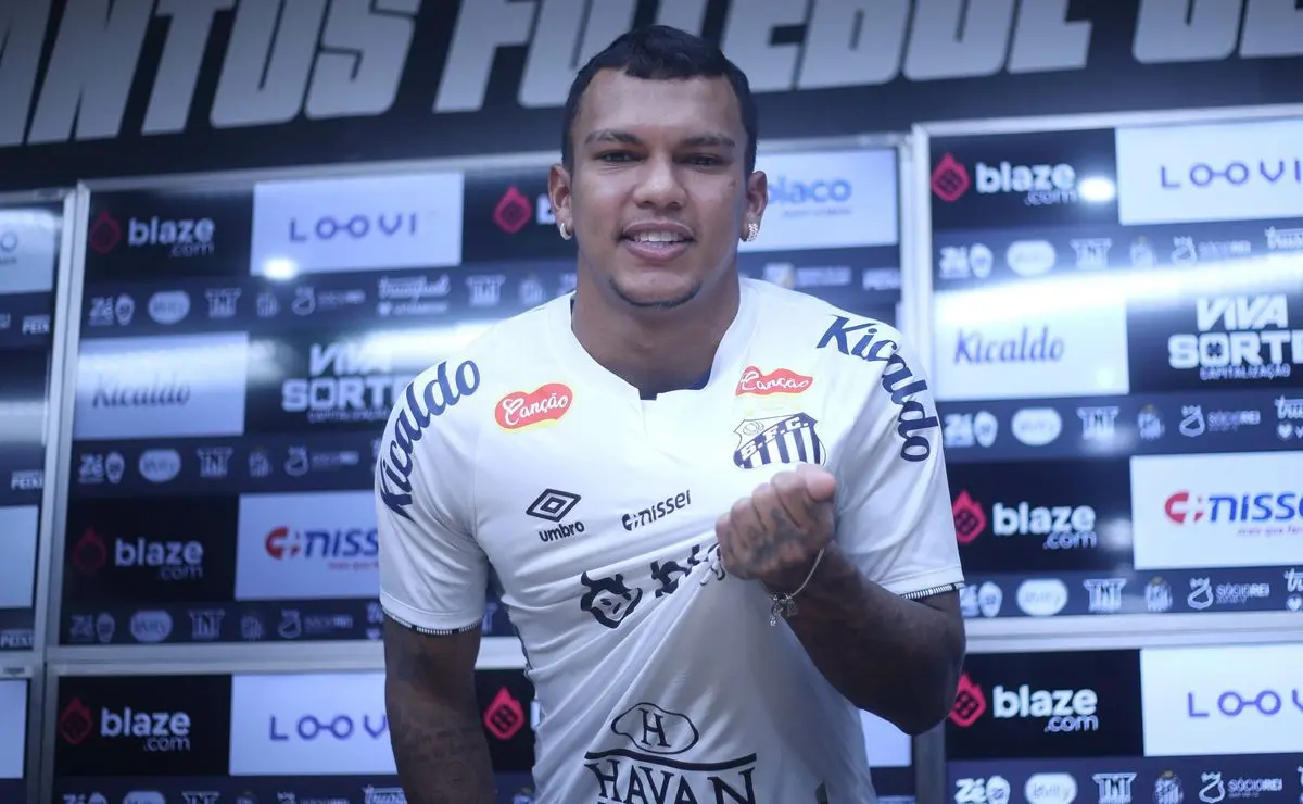 Veron, ex-Palmeiras, é afastado no Santos por ausência em treino