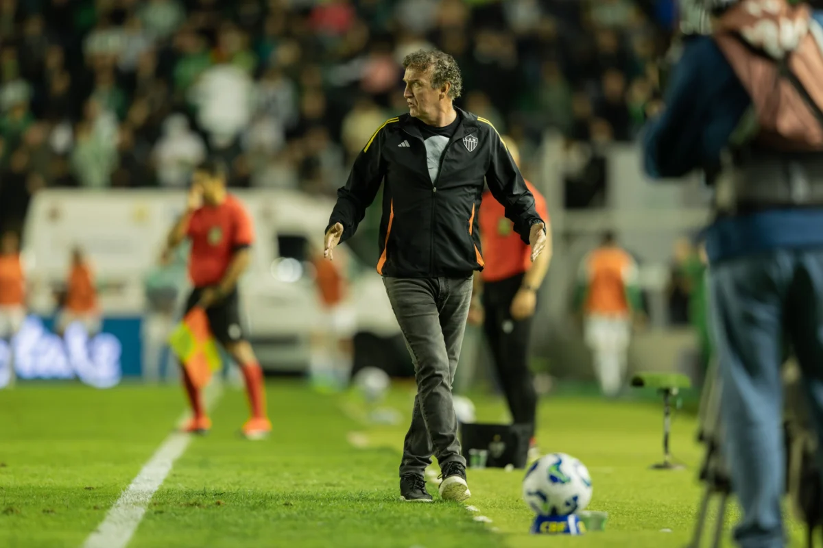 Cuca celebra vitória do Atlético-MG, mas aponta necessidade de aprimorar o ataque.