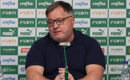 Mano Menezes explica escalação de Monsalve na esquerda do Grêmio: "Ele precisa evoluir".
