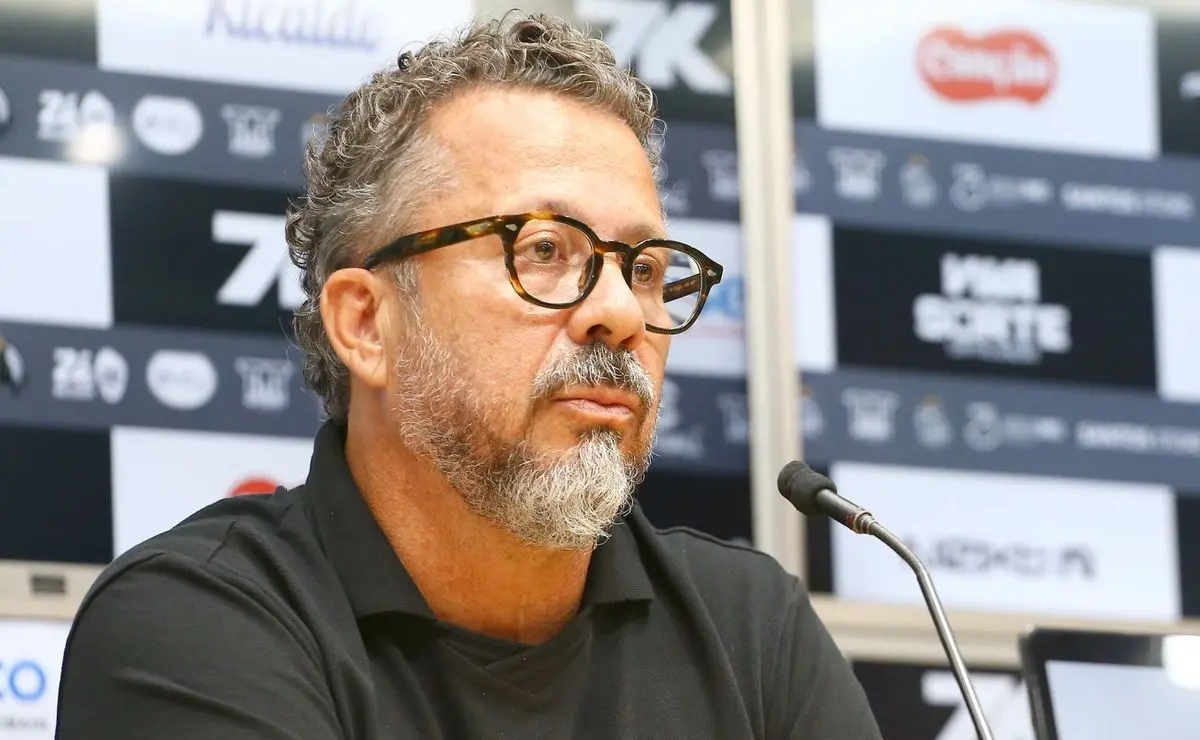 Cléber Xavier afasta 4 jogadores, Tiquinho e Gil recebem menção, e técnico tem apoio da gestão