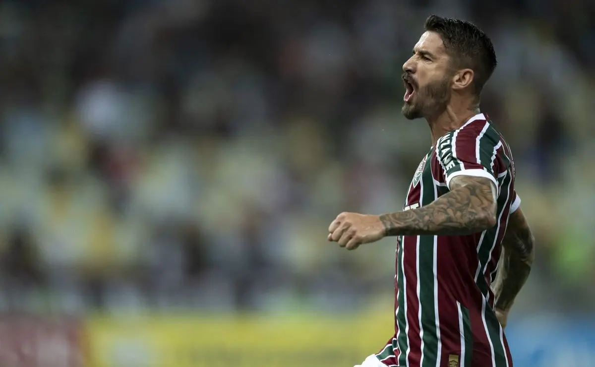 Everaldo e Serna na cola de Canobbio, vice-artilheiro do Fluminense em 2025