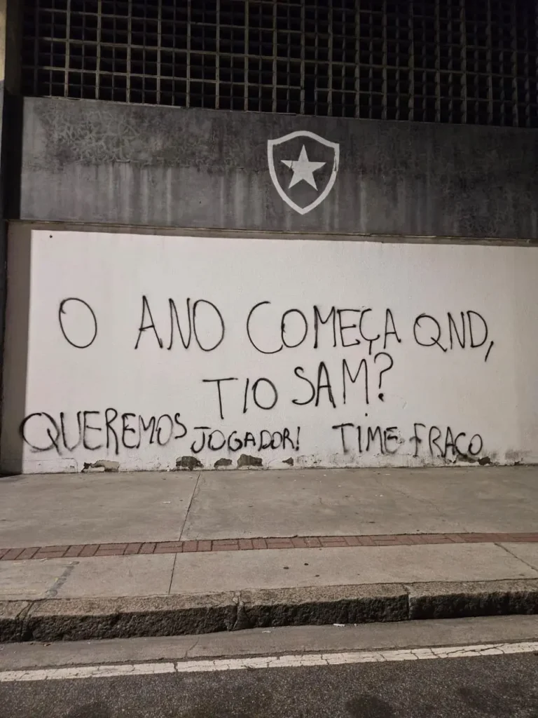 Pichações no Estádio Nilton Santos expõem protestos da torcida do Botafogo: "Quando começa o ano, tio Sam?"