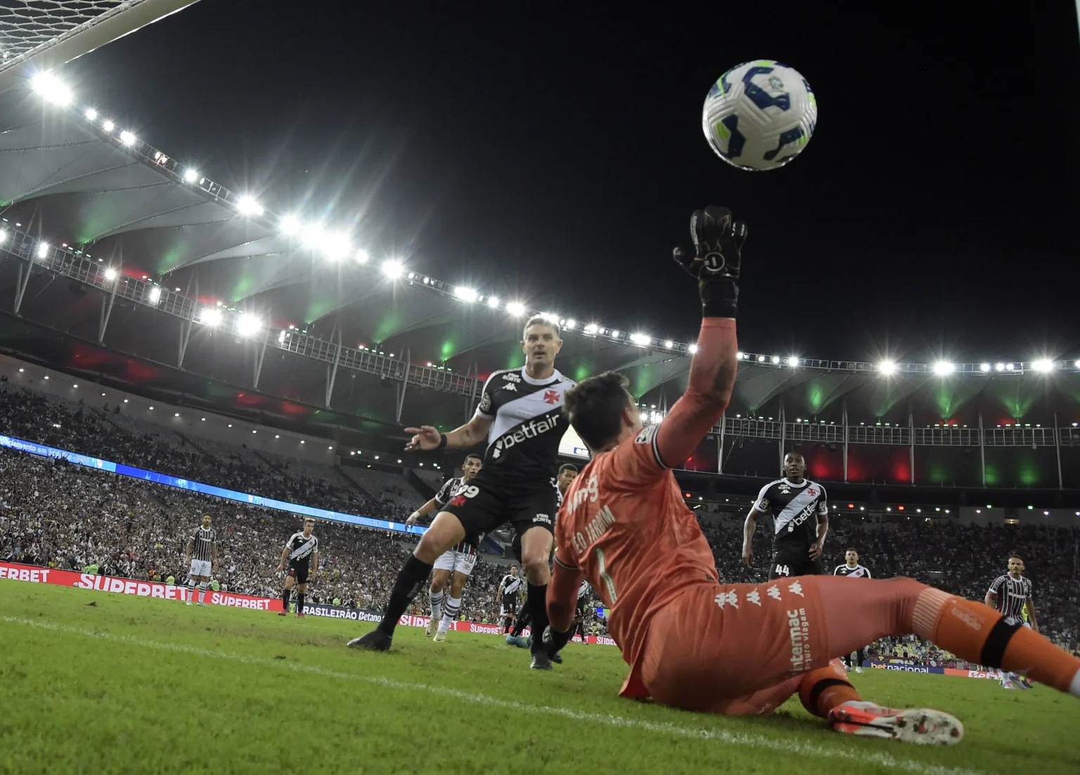 Vasco: desempenho fragilizado contra rivais cariocas desde 2020, com 29 derrotas em 50 jogos