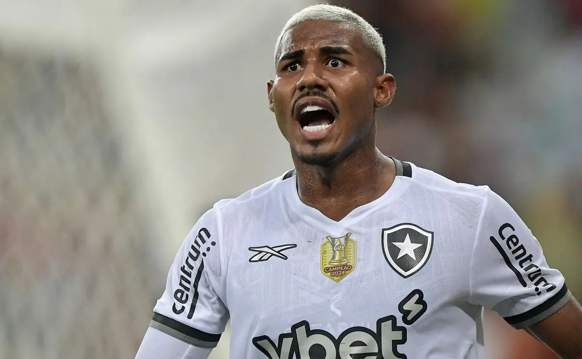 Manchester United busca Cuiabano do Botafogo na janela de transferências.