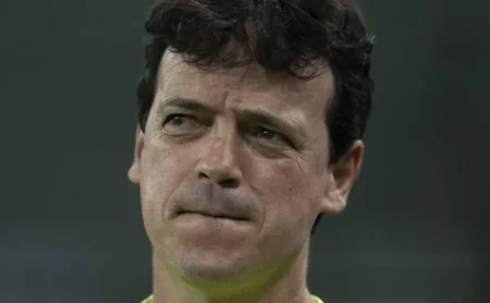 Diniz discorda de Rayan e critica provocação em Fluminense x Vasco no Brasileirão.