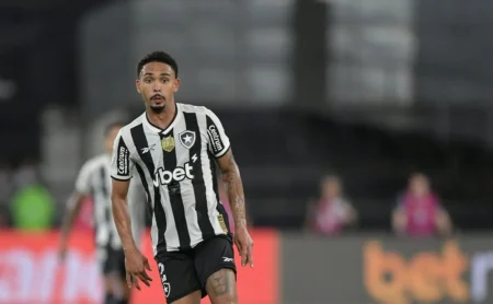 Vitinho exalta elenco botafoguense e aborda posicionamento na lateral sob comando de Renato Paiva