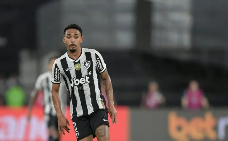Vitinho exalta elenco botafoguense e aborda posicionamento na lateral sob comando de Renato Paiva