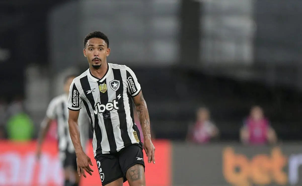 Vitinho exalta elenco botafoguense e aborda posicionamento na lateral sob comando de Renato Paiva