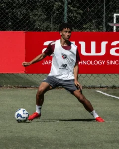 São Paulo avalia oferta e pode negociar lateral de 16 anos sem estreia na equipe principal