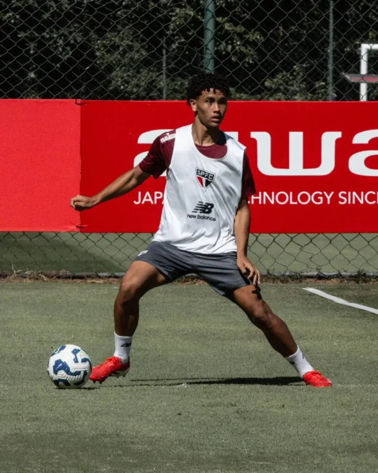 São Paulo avalia oferta e pode negociar lateral de 16 anos sem estreia na equipe principal