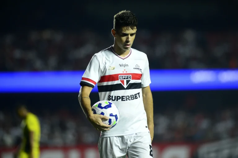Oscar do São Paulo: Sem lesão, mas em tratamento de edema na coxa