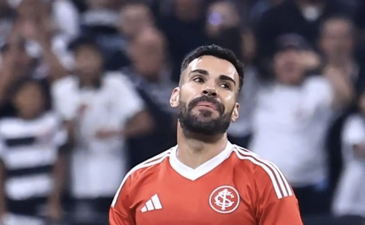Internacional prioriza meia titular e adia contratação de lateral