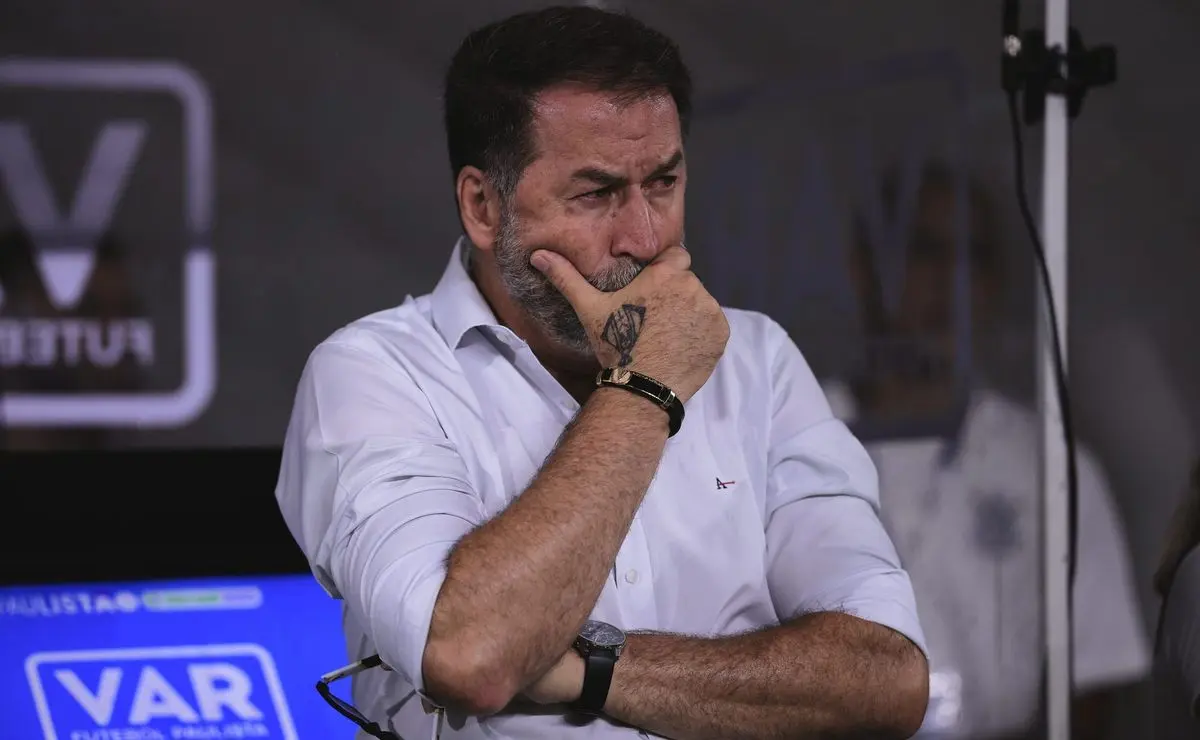 Crise no Corinthians: Augusto Melo enfrenta protestos, contas rejeitadas e impeachment em andamento