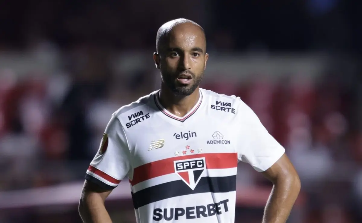 Lucas Alerta o Palmeiras sobre Gramado Sintético: "Muda Completamente o Jogo"