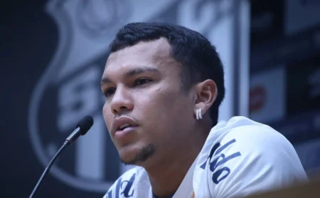 Veron no treino: Santos define futuro do atacante com aval de Cléber Xavier