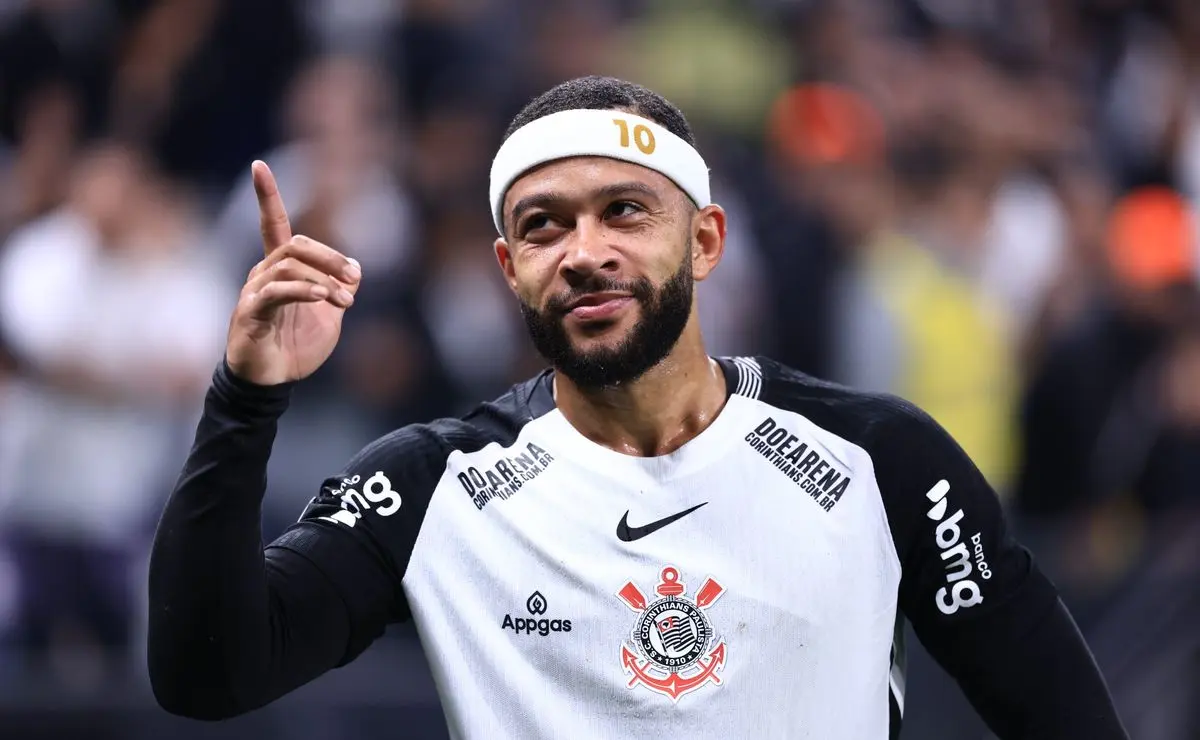 Depay decide para o Corinthians na Sul-Americana com golaço de fora da área.