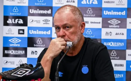 Mano Menezes Reformula o Grêmio e Considera Improviso na Lateral-Direita