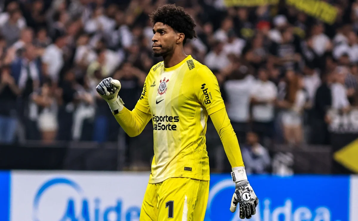 Hugo Souza critica postura do Corinthians após jogo contra o América de Cali.