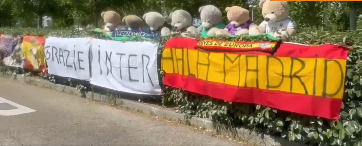 Real Madrid: Cartazes celebram na CT a eliminação do Barcelona pela Inter de Milão