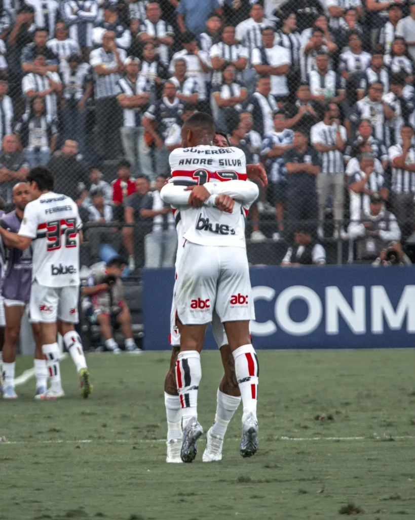 O Abraço de André Silva e Alan Franco na Vitória do São Paulo em Lima: Uma Análise