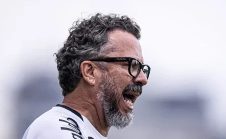 Cléber Xavier intensifica disputa na lateral-direita do Santos após falha de Luisão
