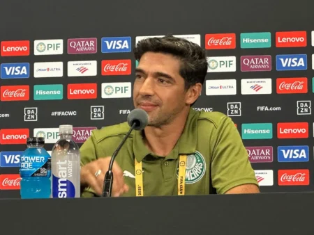 Abel Ferreira fala sobre mudanças no Palmeiras e se diverte com jogadores pendurados: "Minha preocupação sou eu"