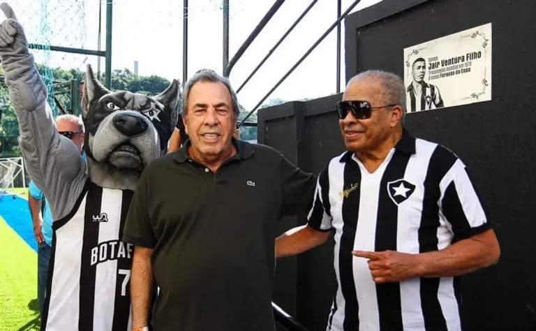 Botafogo: Campo sintético em General Severiano é inaugurado com homenagem a Jairzinho