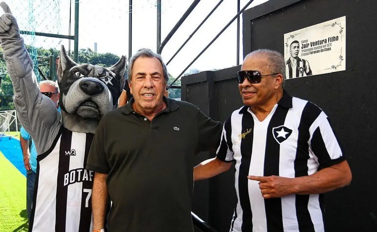 Botafogo: Campo sintético em General Severiano é inaugurado com homenagem a Jairzinho