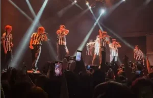 Botafogo e K-pop: Grupo sul-coreano agita show com camisa do clube