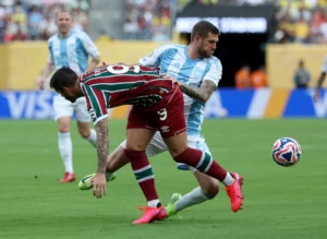 "Chuta, Everaldo": Torcida do Fluminense cria nova canção após lance perdido pelo atacante; confira