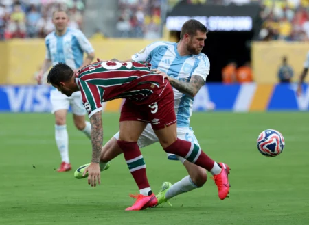 "Chuta, Everaldo": Torcida do Fluminense cria nova canção após lance perdido pelo atacante; confira