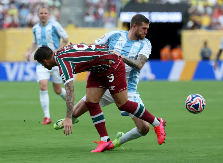 "Chuta, Everaldo": Torcida do Fluminense cria nova canção após lance perdido pelo atacante; confira