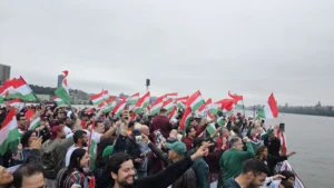 Fluminenses promovem bandeiraço em barco lotado em NY antes de jogo