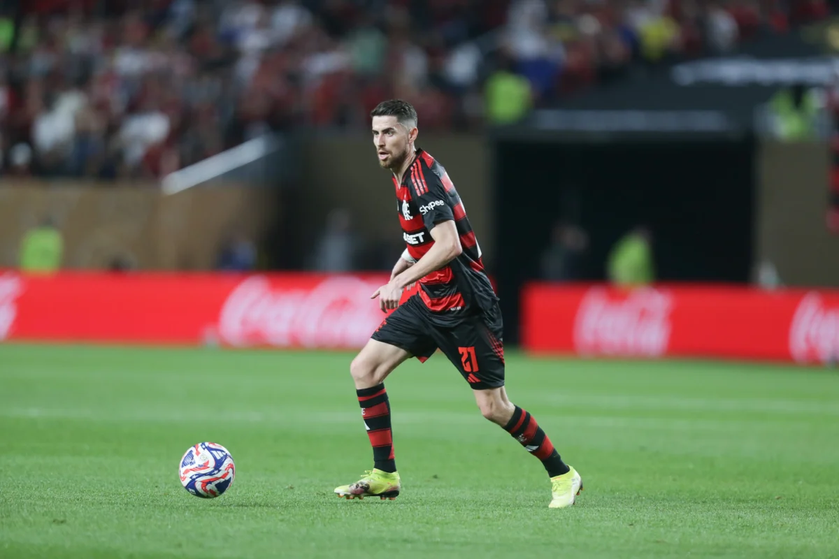 Jorginho celebra estreia com assistência e apoio no Flamengo: "À vontade em campo"