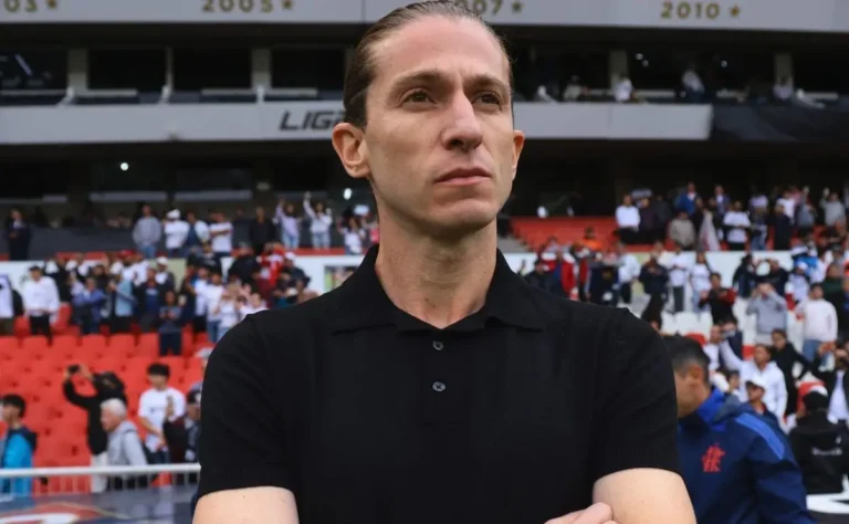 Filipe Luís reconhece queda de ritmo no Flamengo, mas celebra estreia no Mundial.