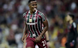 Arias conquista idolatria no Fluminense e atrai cobiça europeia.