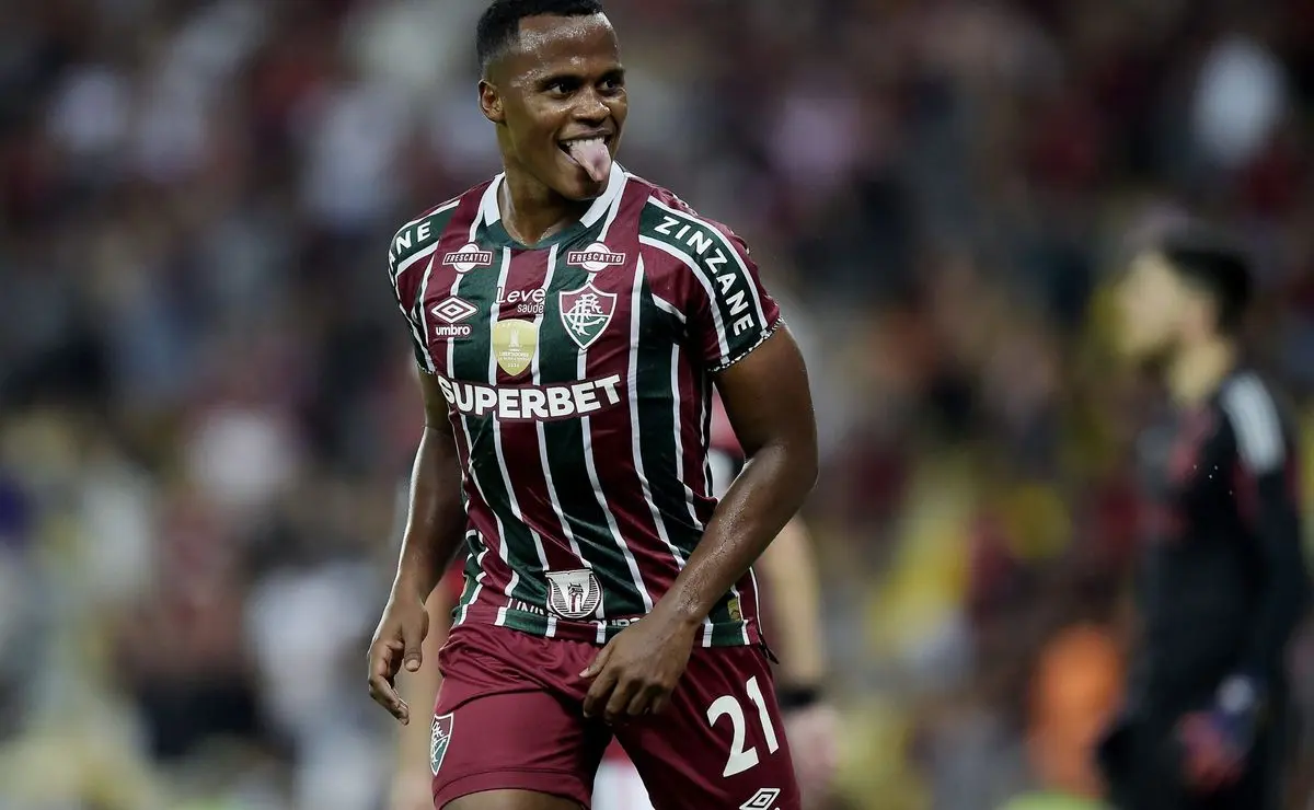 Arias conquista idolatria no Fluminense e atrai cobiça europeia.