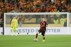 Jorginho brilha na estreia com participação nos gols e se encaixa no meio-campo do Flamengo