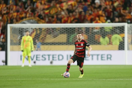 Jorginho brilha na estreia com participação nos gols e se encaixa no meio-campo do Flamengo