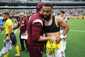 Samuel Xavier detalha pedido de perdão de Yan Couto e a troca de camisas após Fluminense x Borussia Dortmund